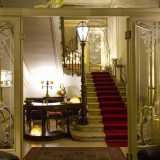 Varcato l�ingresso ci ritroviamo in un elegante ambiente abbellito con vetrate originali, mobili in legno e un lampioncino che segna l�inizio della scalinata, coperta da un regale tappeto rosso